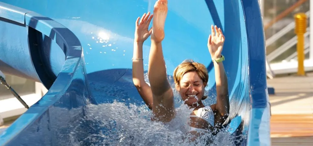 1- TOBOGÁN ACUÁTICO <br> CURVAS & SENSACIONES EN PLENO MAR