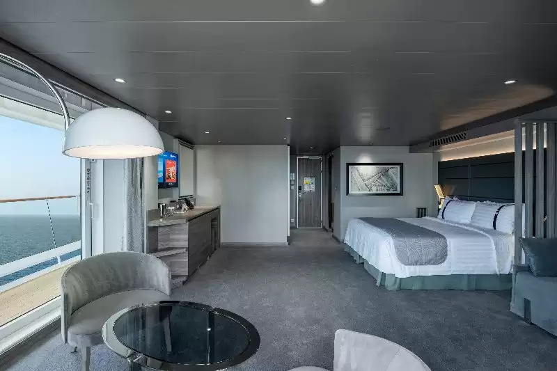 Yacht Club Deluxe Suite