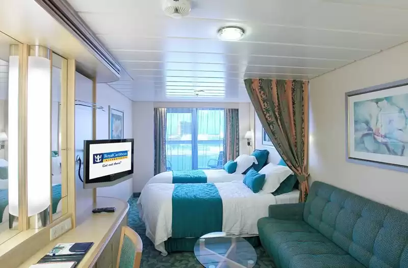 Cabina espaciosa con vista al mar y balcón